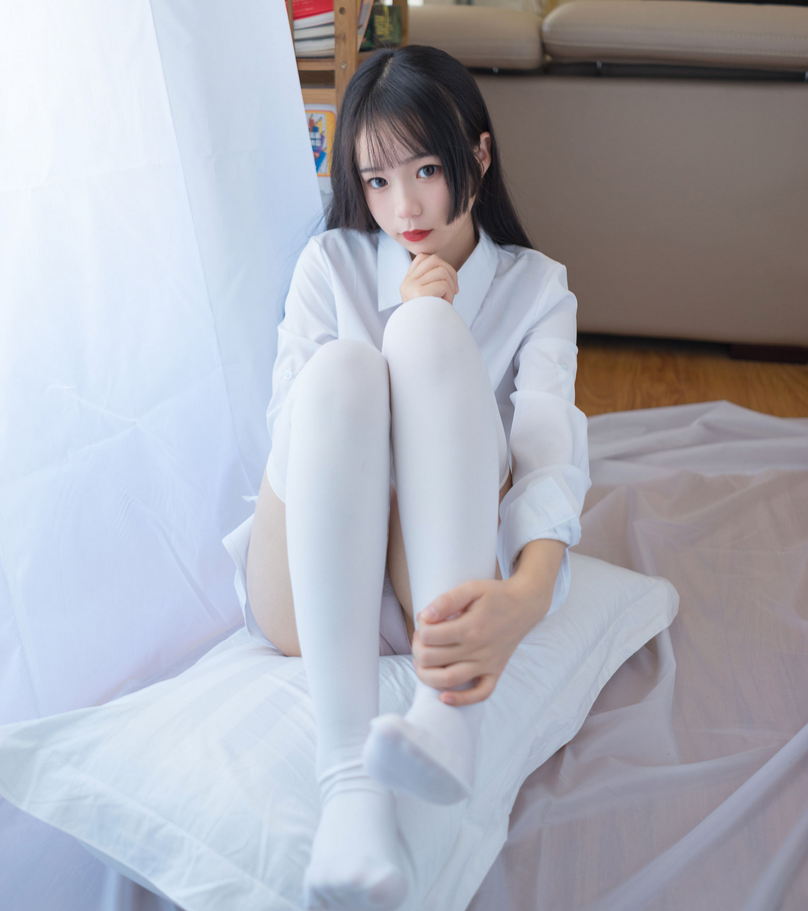 兔玩映画 萝莉的衬衫一级棒！白色衬衫与白色丝袜写真资源合集下载