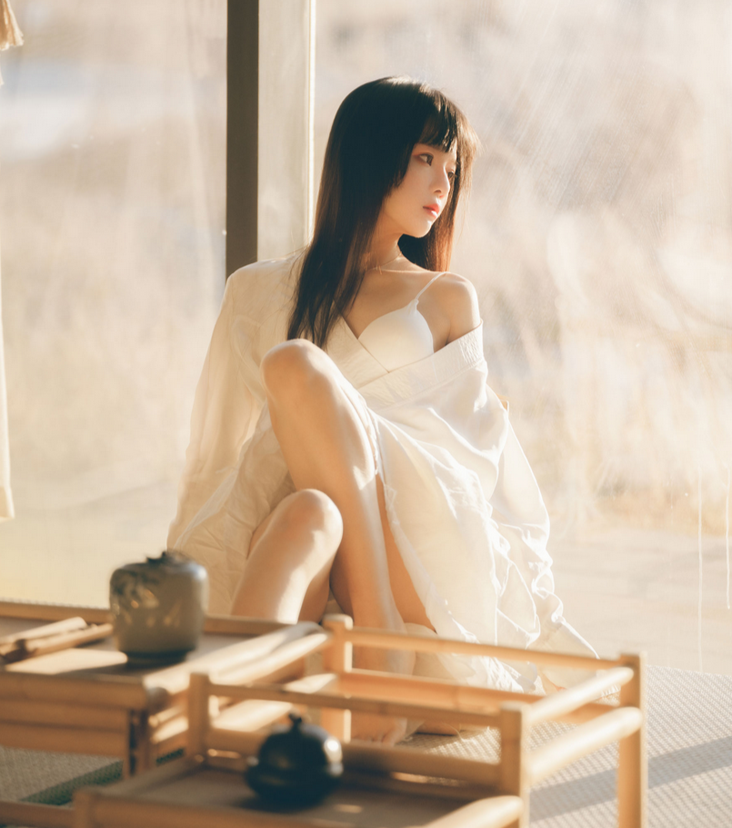 喵写真 桜桃喵：白色衬衫与黄昏夕阳主题写真