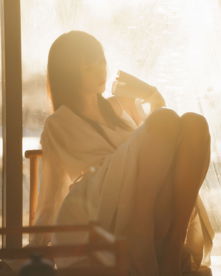 喵写真 桜桃喵：白色衬衫与黄昏夕阳主题写真