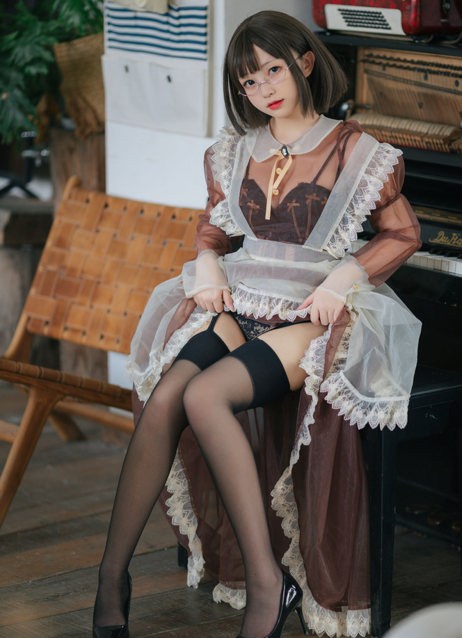 知名动漫coser 花铃：透明女仆主题写真