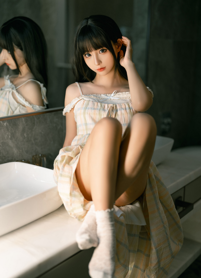 动漫博主 蠢沫沫：晨醒 - 格子连衣裙与白色袜子主题写真