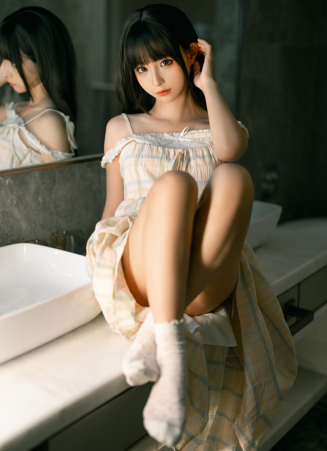 动漫博主 蠢沫沫：晨醒 - 格子连衣裙与白色袜子主题写真