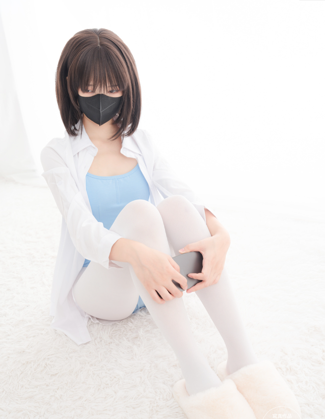 见希在紧急企划的白丝美腿福利写真:纯净与优雅的完美结合 见希在紧急企划的白丝美腿福利写真:纯净与优雅的完美结合