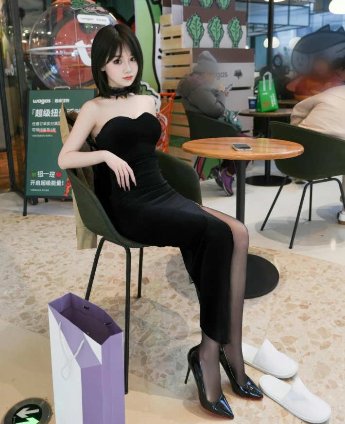 秀人网性感佳人 阿汁：黑色连衣裙与黑色丝袜主题写真