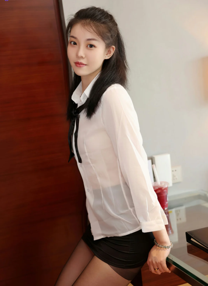 模范学院模特一颗甜蛋黄 优雅职业风写真套图合集下载