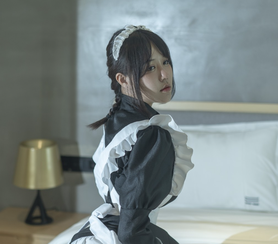 小何童鞋 女仆装私密回眸写真套图合集下载