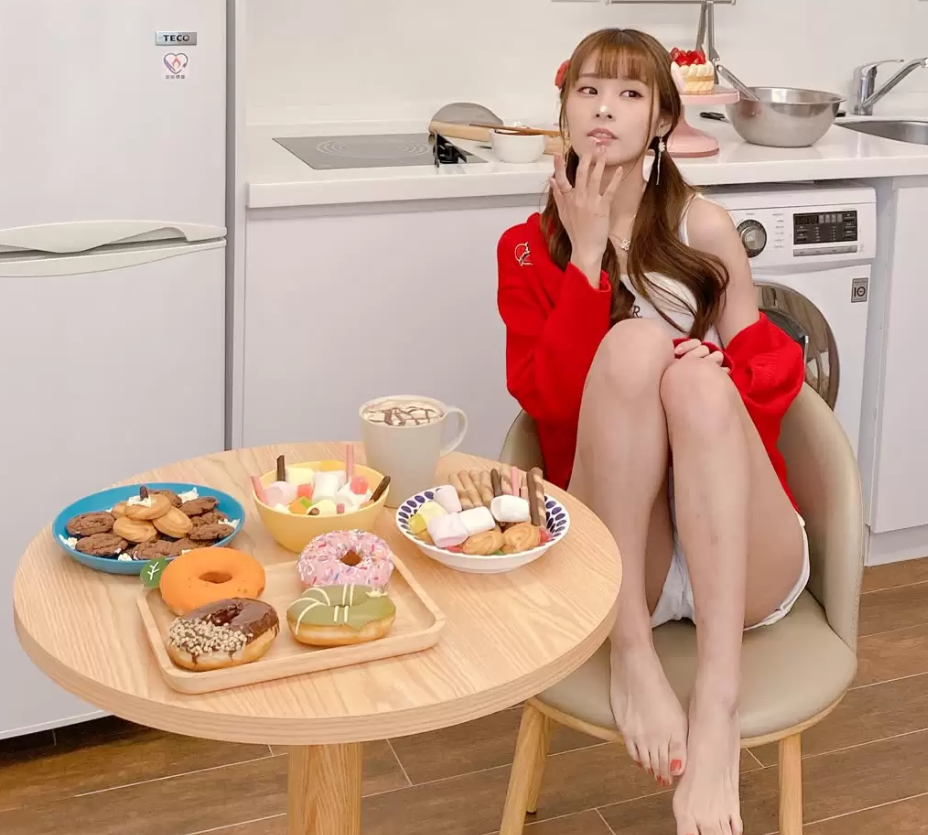 红裙魅惑 泥泥汝 写真图片以及视频合集