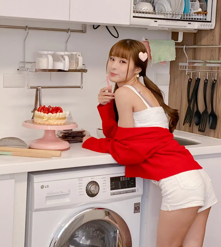 红裙魅惑 泥泥汝 写真图片以及视频合集