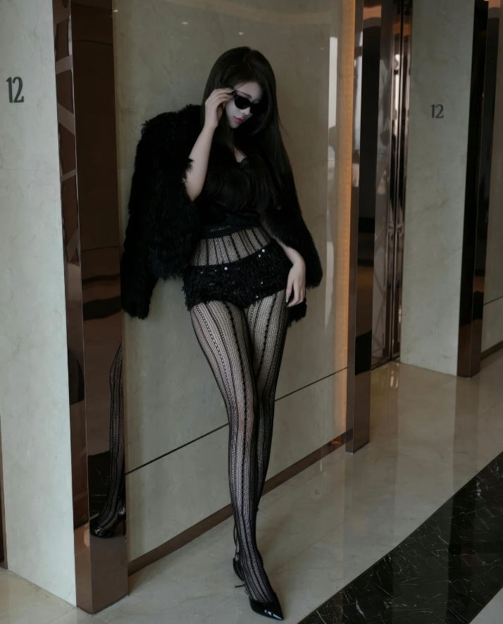 黑丝御姐 甜妮 秀人网写真图包合集下载 黑丝御姐 甜妮 秀人网写真图包合集下载