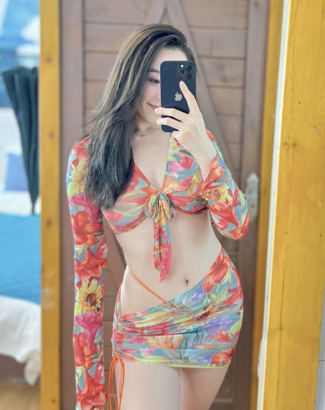 私房照片微密圈性感背影铁锤姐姐镜前风情写真图片以及视频资源合集