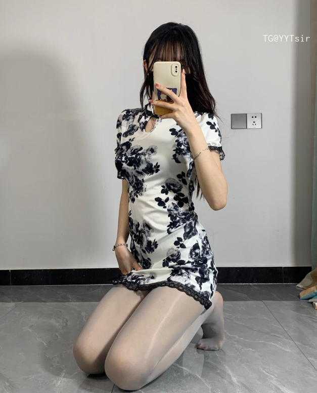 白丝美腿福利 微密圈 神秘不吃瑜丸啊学园风白丝自拍写真图包合集下载