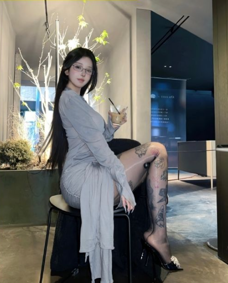 黑丝御姐 微密圈 知性卡通百科老王咖啡厅纹身丝袜反差魅力写真资源合集下载