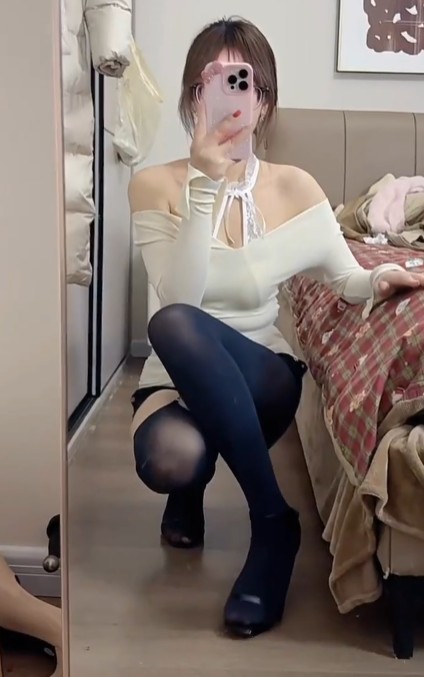 黑丝美腿福利 微密圈 娇憨不是小今床上私语写真套图合集下载 黑丝美腿福利 微密圈 娇憨不是小今床上私语写真套图合集下载