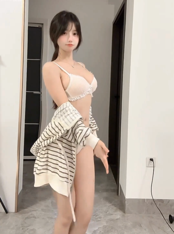 私房照片 俏皮微密圈 抖音 小羊弹弹居家内衣诱惑写真套图合集下载