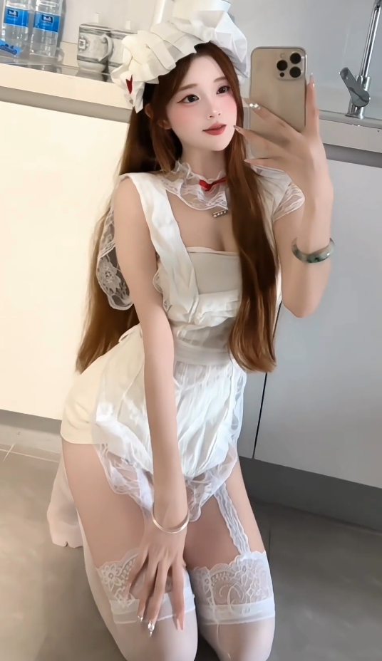 抖音 小艾baby《俏丽女仆》微密圈厨房自拍诱惑写真图片以及视频合集下载