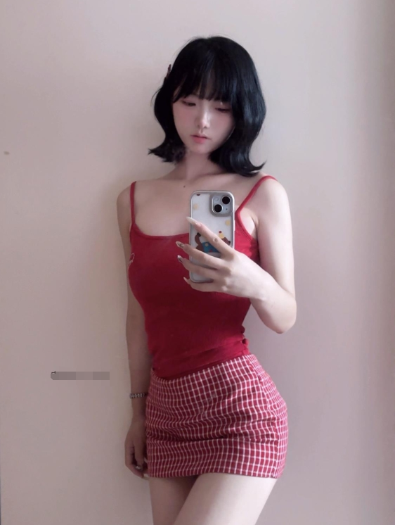 美足控福利 微密圈 娇俏抖音 小霞佩奇女仆装黑丝美足诱惑写真套图合集下载