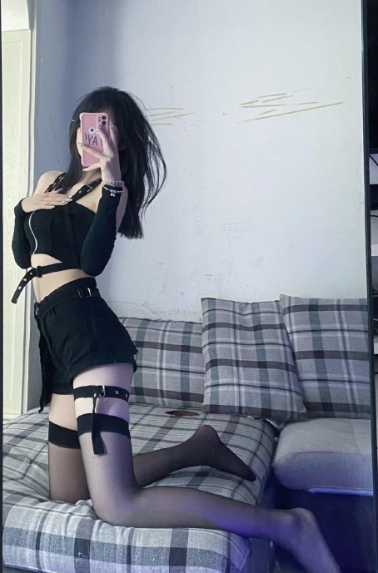 美足控福利 微密圈 娇俏抖音 小霞佩奇女仆装黑丝美足诱惑写真套图合集下载