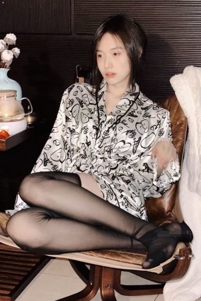 黑丝美腿福利 微密圈抖音无关关子慵懒睡袍居家风情写真资源合集下载