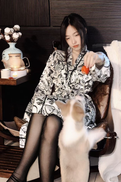 黑丝美腿福利 微密圈抖音无关关子慵懒睡袍居家风情写真资源合集下载