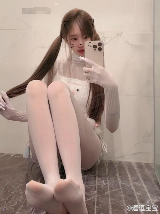 美足控福利 微密圈 清纯抖音 胡逗逗居家自拍玉足诱惑写真图片以及视频合集下载