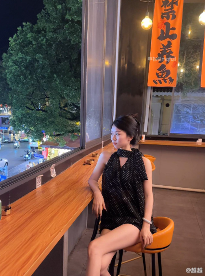 黑丝御姐微密圈 知性抖音 越越呀都市夜阑凭窗凝思写真资源合集下载