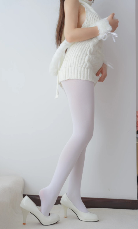 森罗财团 晴涩《双马尾白丝露背毛衣》纯白猫咪娇憨写真图包合集下载