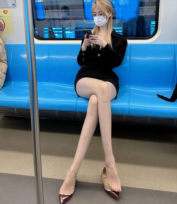 黑丝御姐 微密圈 脸红dearie地铁站性感写真套图合集下载 黑丝御姐 微密圈 脸红dearie地铁站性感写真套图合集下载