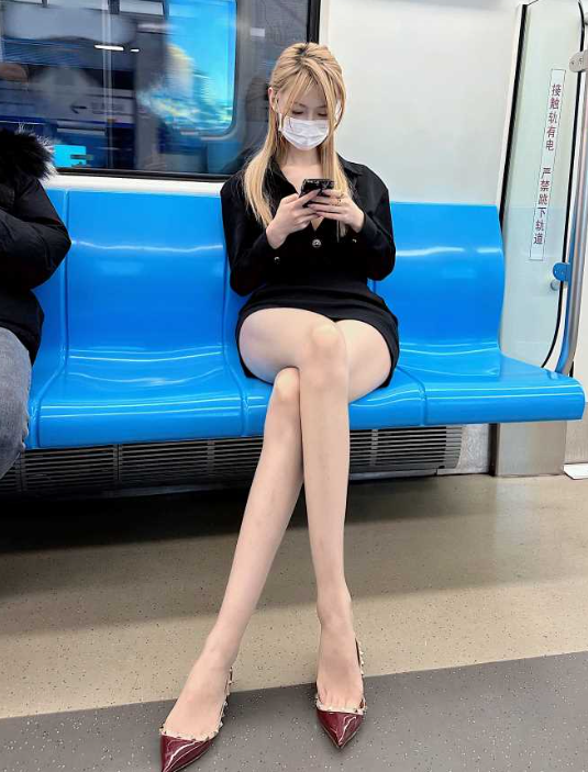 黑丝御姐 微密圈 脸红dearie地铁站性感写真套图合集下载