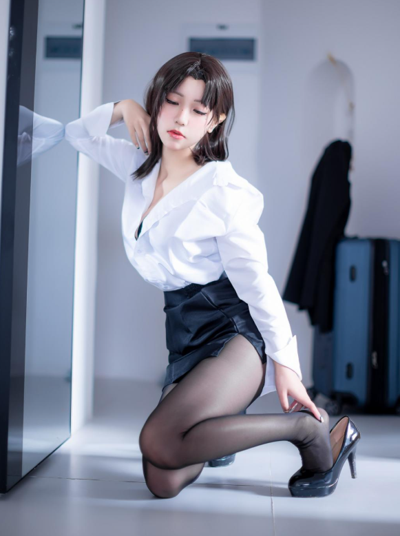 丝袜诱惑 惹人怜爱蓝小沂KiKi OL风室内写真图片以及视频资源合集