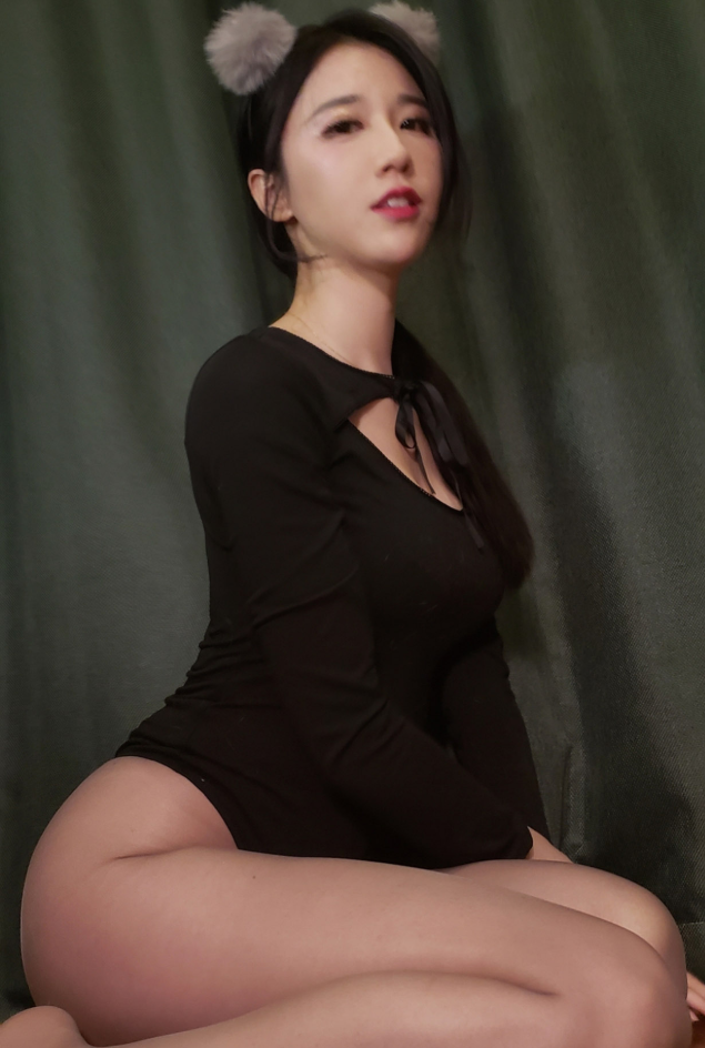 丝袜美女 轩子巨2兔微密圈眼镜娘居家撸猫写真图片以及视频合集