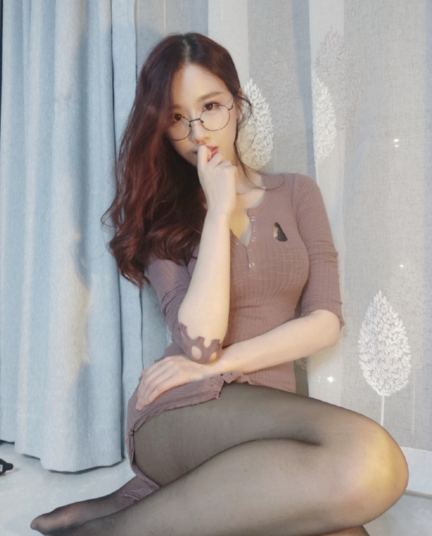 丝袜美女 轩子巨2兔微密圈眼镜娘居家撸猫写真图片以及视频合集 丝袜美女 轩子巨2兔微密圈眼镜娘居家撸猫写真图片以及视频合集