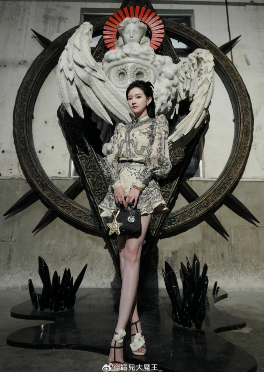 黑丝御姐 优雅露兒大魔王艺术天使风写真图包合集下载 黑丝御姐 优雅露兒大魔王艺术天使风写真图包合集下载