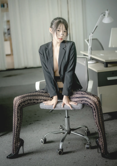 香草喵露露《NO.024 黑色西装》职场诱惑知性写真图片以及视频资源合集