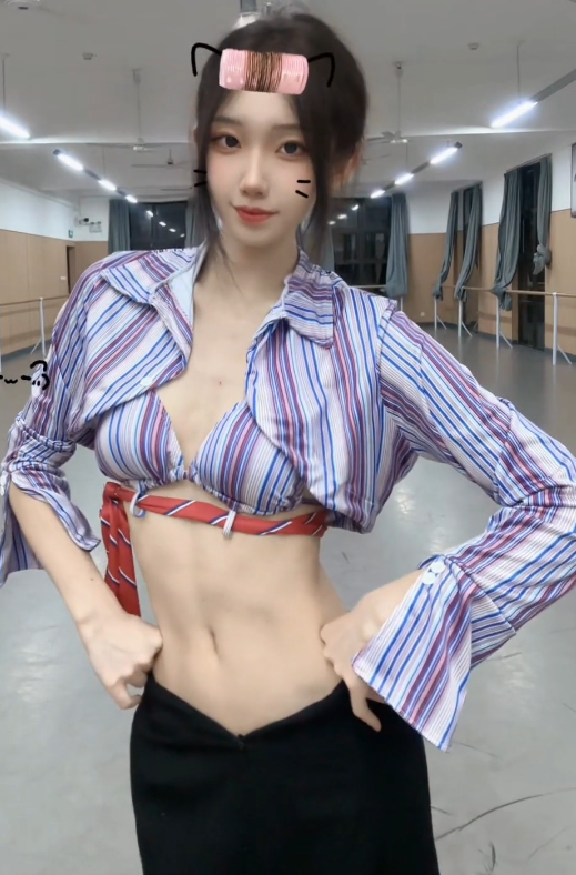 岛遇 抖音 一笑呢《舞室派对》腹肌马甲线活力写真图片以及视频合集