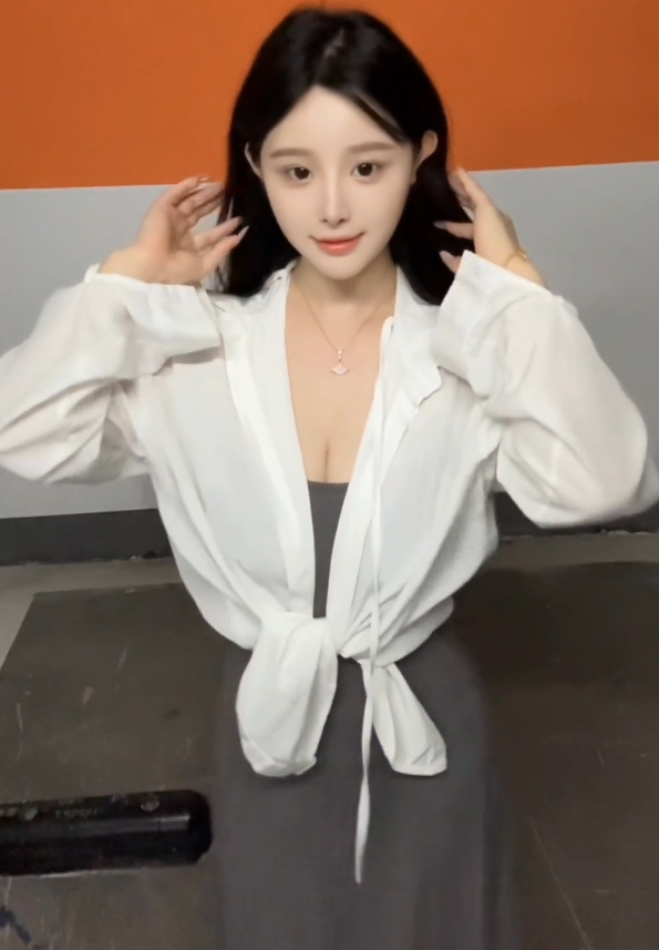 秘语空间 十七同学《甜心JK与粉色座驾》车库惊喜娇憨写真资源合集下载