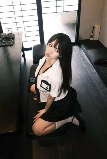 岛遇 抖音 小天使宝宝《秘书的加班时光》办公室秘戏娇媚写真图片以及视频合集下载