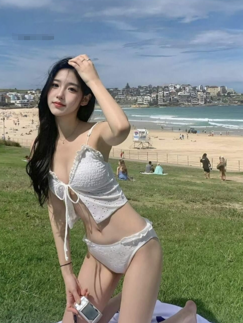 秘语空间 小鲨余《阳光海滩之恋》海滨清新甜美写真套图合集下载