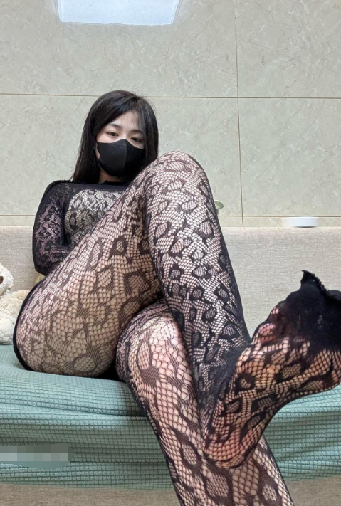 秘语空间 抖音 才不是袍袍《蛇纹魅惑》沙发私语惹火写真图片以及视频合集下载