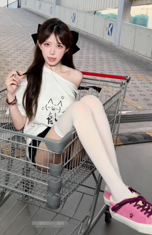 岛遇 抖音 推推《街角的等待》深夜街头纯真写真图片以及视频合集下载