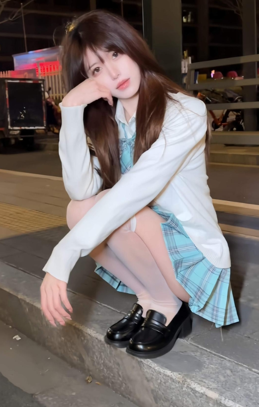 岛遇 抖音 推推《街角的等待》深夜街头纯真写真图片以及视频合集下载