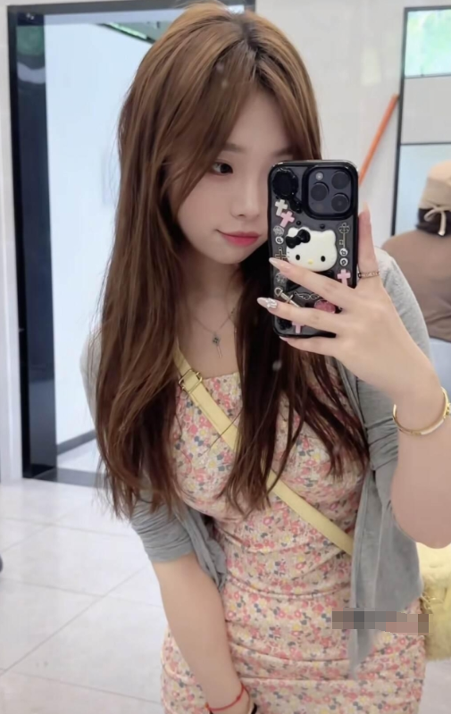 岛遇 抖音 昕昕《洗手间的秘密自拍》对镜甜心娇俏写真图片以及视频资源合集