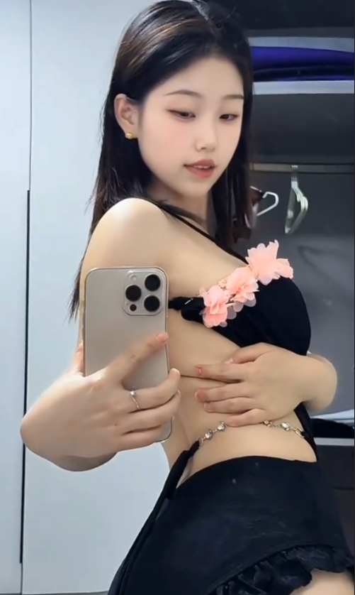 微密圈/觅圈 抖音 李奎《镜前花漾自拍》衣帽间甜媚写真资源合集下载 微密圈/觅圈 抖音 李奎《镜前花漾自拍》衣帽间甜媚写真资源合集下载