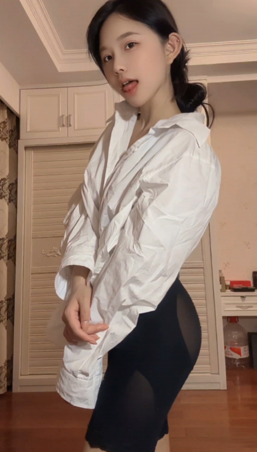 秘语空间 抖音 财神爷的心尖尖《男友衬衫的秘密》居家俏皮诱惑写真套图合集下载 秘语空间 抖音 财神爷的心尖尖《男友衬衫的秘密》居家俏皮诱惑写真套图合集下载