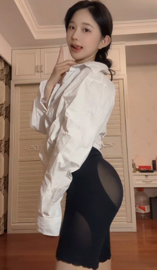 秘语空间 抖音 财神爷的心尖尖《男友衬衫的秘密》居家俏皮诱惑写真套图合集下载 秘语空间 抖音 财神爷的心尖尖《男友衬衫的秘密》居家俏皮诱惑写真套图合集下载