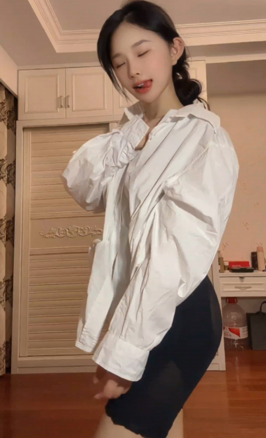 秘语空间 抖音 财神爷的心尖尖《男友衬衫的秘密》居家俏皮诱惑写真套图合集下载 秘语空间 抖音 财神爷的心尖尖《男友衬衫的秘密》居家俏皮诱惑写真套图合集下载