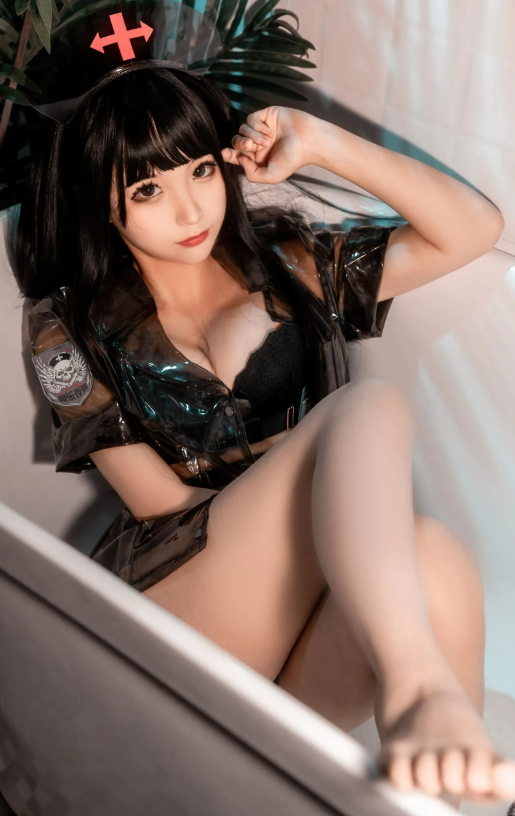 蠢沫沫《黑胶衣护士》浴缸魅影致命写真套图合集下载