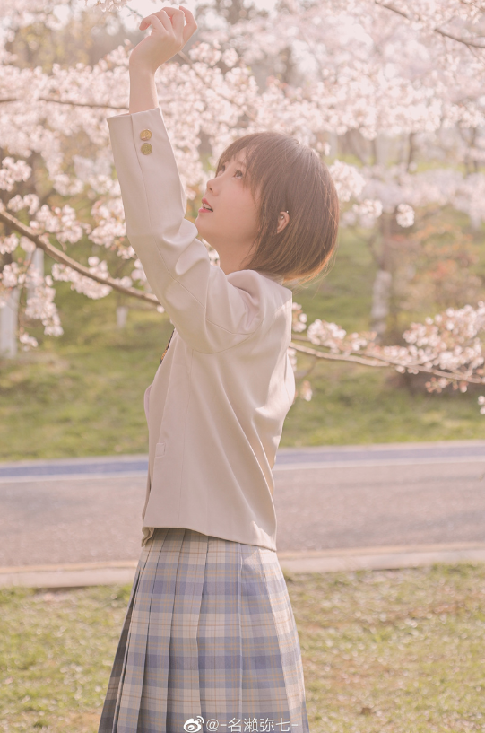 名濑弥七《樱花少女》学院风白丝诱惑写真套图资源合集下载