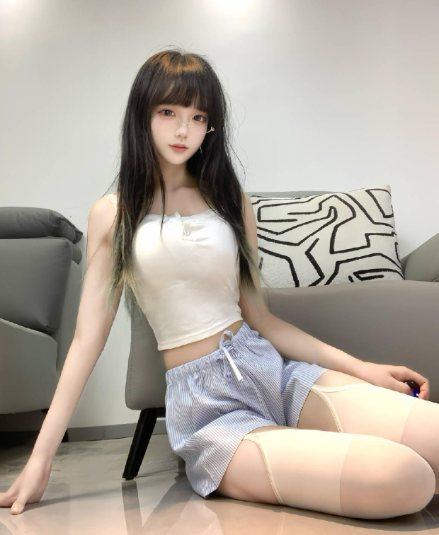 岛遇 抖音 绘天天开心《居家眼镜娘》纯欲吊带白丝写真图包合集下载