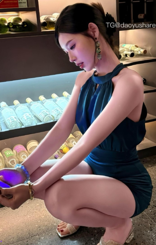 岛遇 抖音 草莓熊啵啵《酒窖迷情》知性丽人魅惑写真图片视频合集 岛遇 抖音 草莓熊啵啵《酒窖迷情》知性丽人魅惑写真图片视频合集